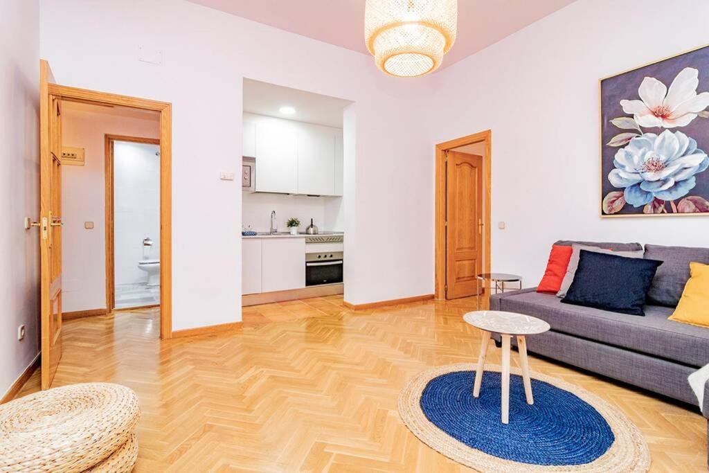 Encantador Apartamento En Chueca Junto A Gran Via, Infantas 1-1 By Batuecas มาดริด ภายนอก รูปภาพ